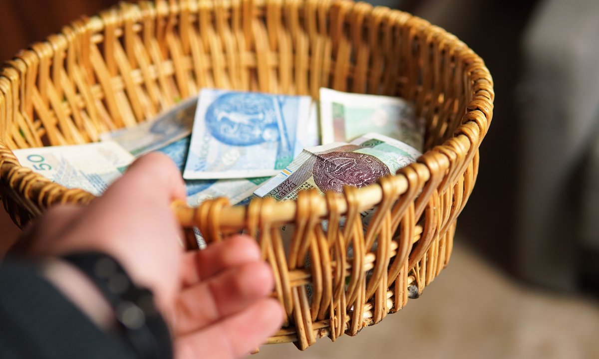 Ksiądz znalazł nietypowy "datek" na tacy. Internauci komentują. "Może to voucher"