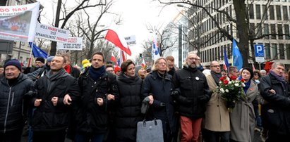 Obłęd! Mucha mówi o jej pobiciu, a prawica o zamachu z użyciem broni