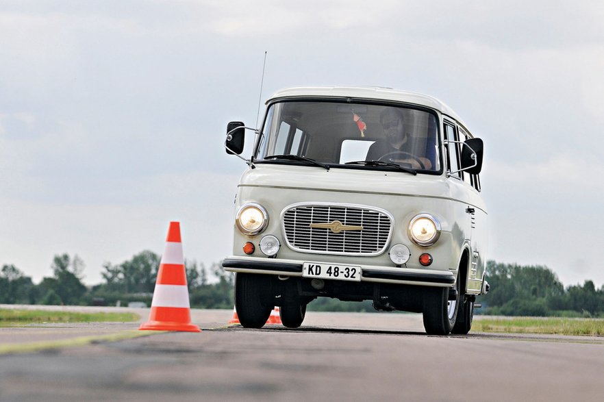 Ach, gdyby nie ten dwusuw! Barkas jest ciekawie zaprojektowany i był podporą dla planowej gospodarki wschodnich Niemiec.