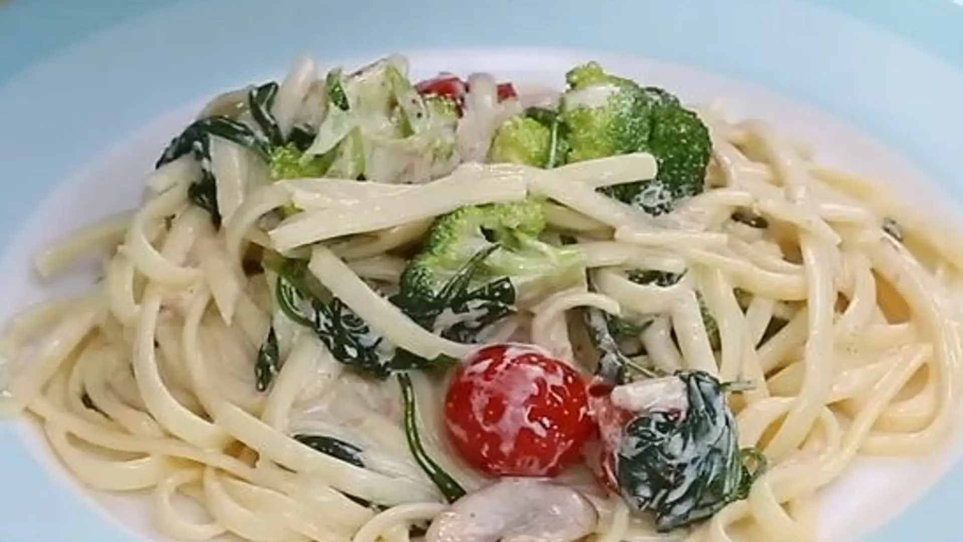 Makaron linguine w śmietanowym sosie ze szpinakiem i tuńczykiem