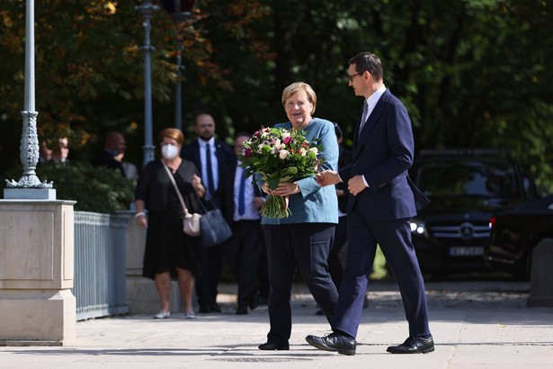 Prezes Rady Ministrów Mateusz Morawiecki (P) oraz kanclerz Republiki Federalnej Niemiec Angela Merkel (2P)