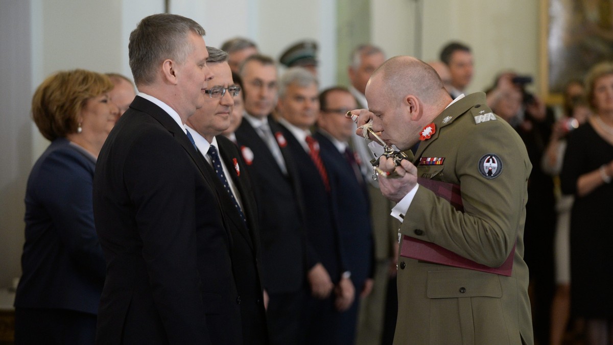 Prezydent Bronisław Komorowski wręczył nominacje na stopień generała brygady szefowi ABW płk. Dariuszowi Łuczakowi i szefowi SKW płk. Piotrowi Pytlowi. Razem z nimi na pierwszy stopień generalski awansowanych zostało pięciu pograniczników i strażaków. Jak mówił prezydent, te awanse są ważne dla bezpieczeństwa kraju.