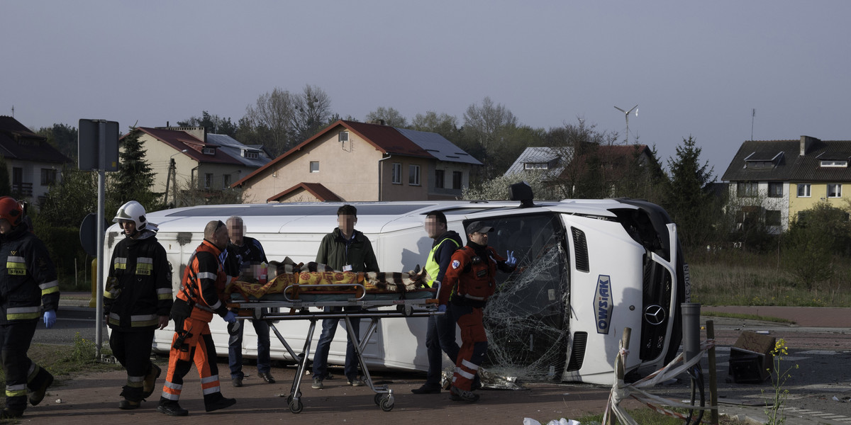 oszmarny wypadek busa. 14 osób rannych 