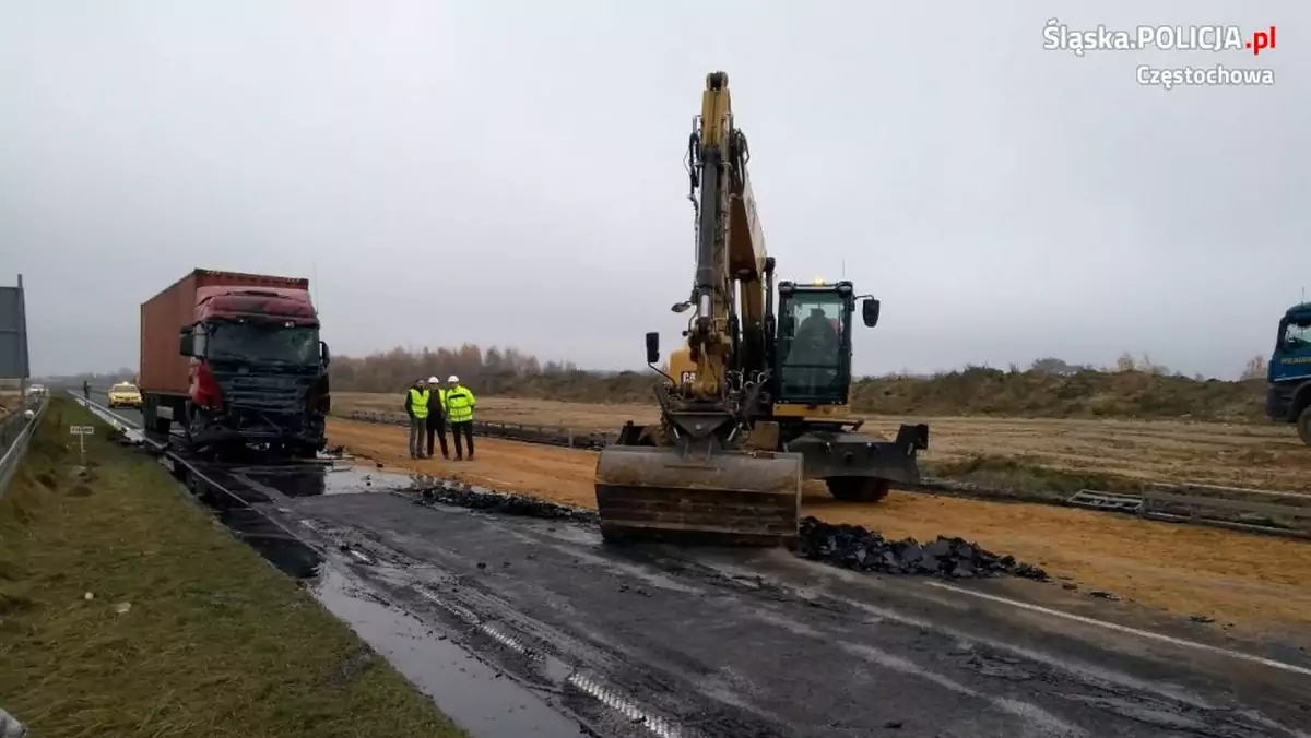 Wypadek na DK1. Na drogę wylał się płynny asfalt 