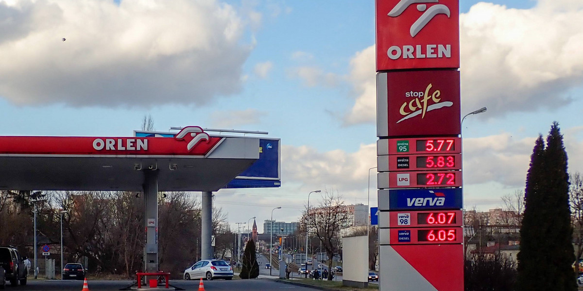 Na stacje paliw wraca drożyzna. Za ile będziemy tankować w tym tygodniu? Prognozy niepokoją.