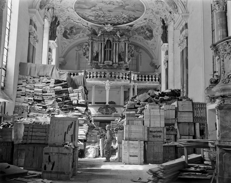 Na zdjęciu zrabowany przez Niemców majątek Żydów złożony w kościele 