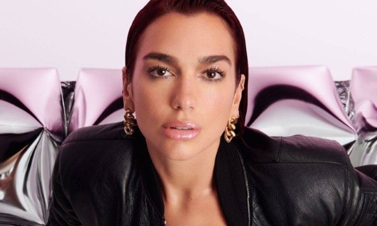 Nowa kolekcja YSL LOVESHINE, której twarzą jest światowa gwiazda muzyki pop, Dua Lipa