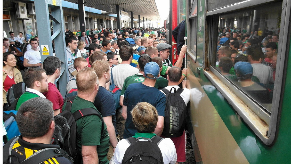 Siedem dodatkowych pociągów odwiezie kibiców po meczu półfinałowym Euro 2012, który odbędzie się w czwartek w Warszawie. Na Stadionie Narodowym zmierzą się wtedy reprezentacje Włoch i Niemiec.