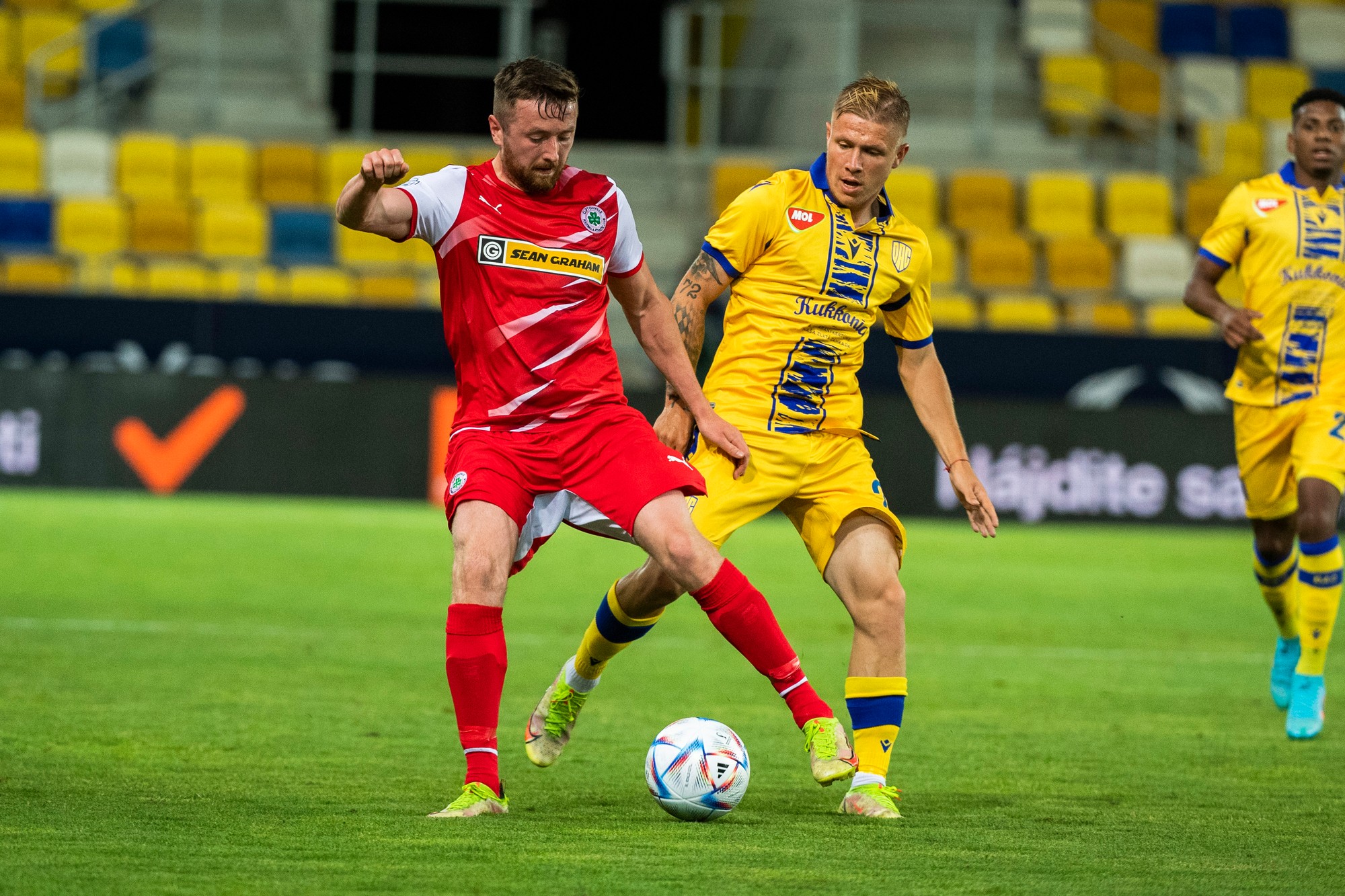 Ronan Doherty (Cliftonville) a Dominik Veselovský (Dunajská Streda).