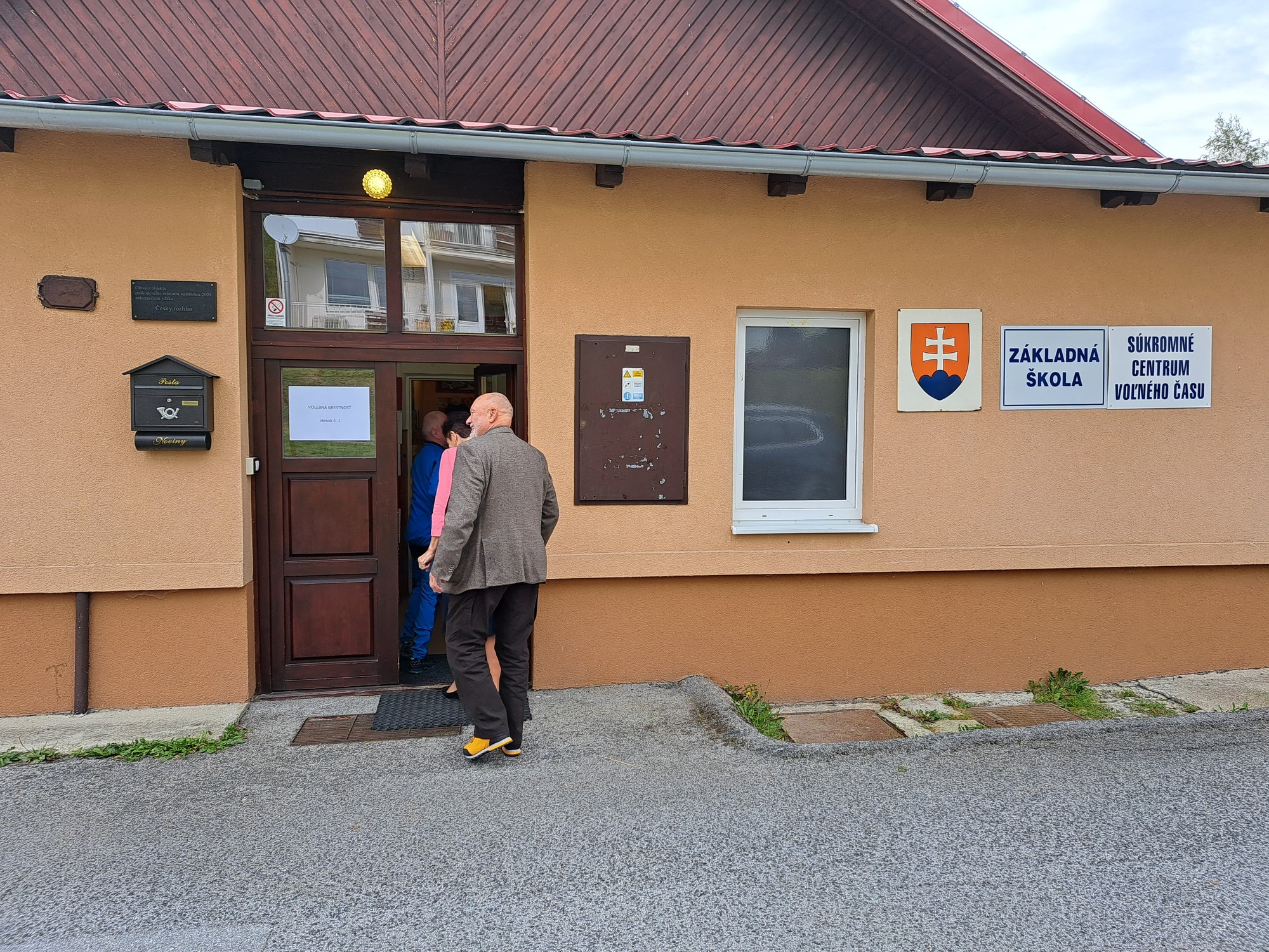 Trieda v najvyššie položenej škole na Slovensku vo Vyšných Hágoch vo Vysokých Tatrách sa v sobotu zmenila na volebnú miestnosť. Okrem miestnych obyvateľov tam často volia aj turisti s voličskými preukazmi.