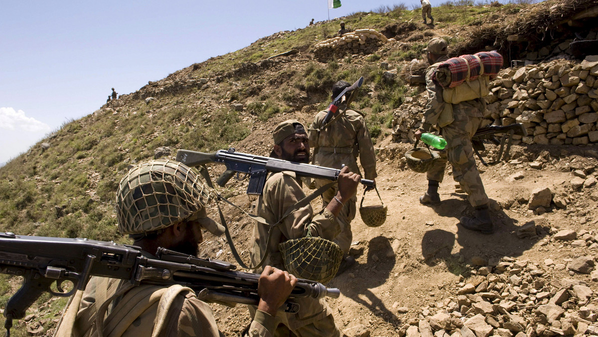 Pakistan zablokował natowskie konwoje z zaopatrzeniem dla wojsk Sojuszu, które walczą w Afganistanie. Decyzja ta - jak przyznał jeden z przedstawicieli dowództwa pod przewodnictwem NATO w Afganistanie - ma związek z przygraniczną strzelaniną, w której zginęło trzech pakistańskich żołnierzy.