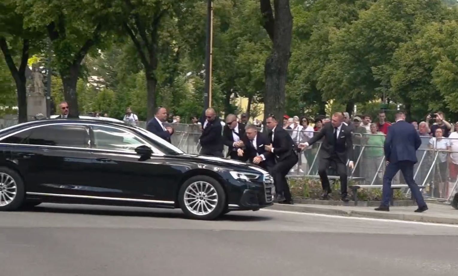 Nové zábery z atentátu na Roberta Fica. 