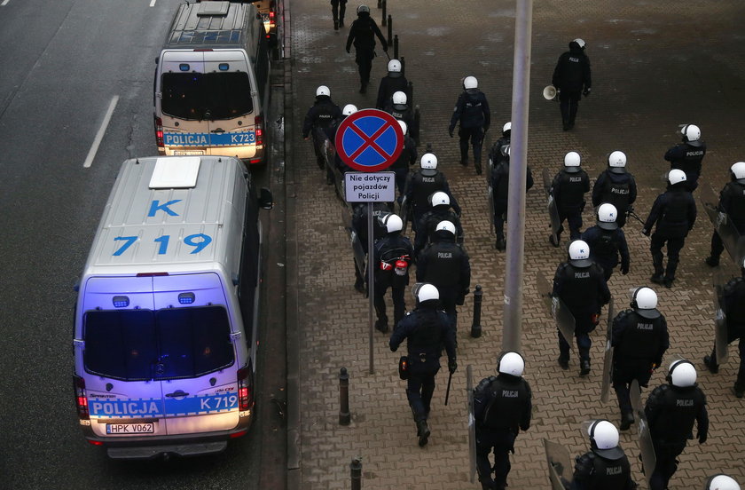 Protesty pod domem prezesa PiS. Kaczyński zrobił to