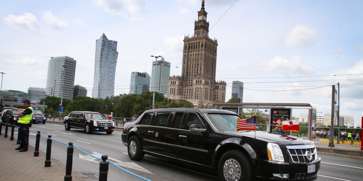 Prezydenci USA, niezależnie od tego, gdzie się wybierają, za każdym razem zabierają ze sobą opancerzoną limuzynę. Auto nazywane jest "Cadillac One" lub Bestia.