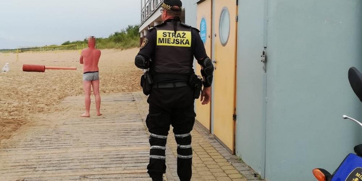 Turysta zasnął na plaży w Gdańsku. Pobudka okazała się bardzo nieprzyjemna