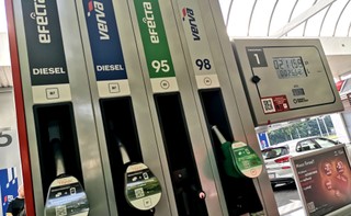 Ceny ropy spadają, ale paliwo na stacjach podrożeje. Benzyna i diesel w górę o kilka groszy