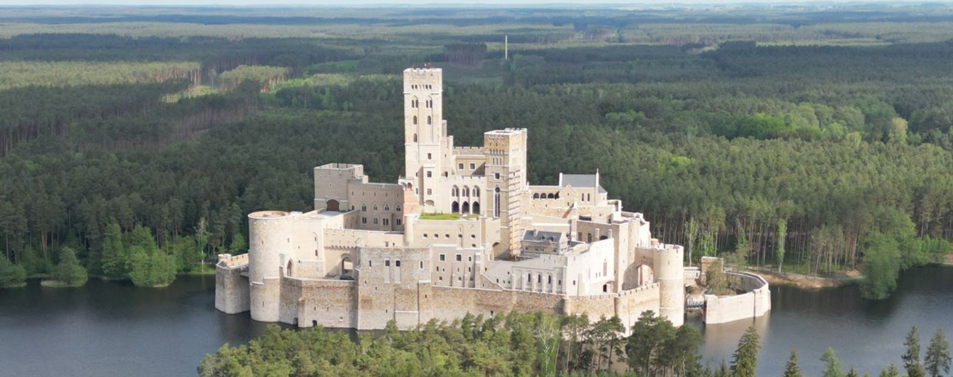 Zewnętrzna elewacja zamku w Stobnicy jest już gotowa niemal w 100 proc.