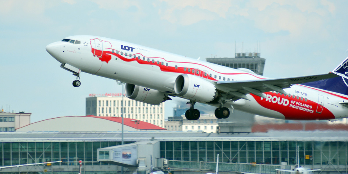 PLL LOT z okazji 100-lecia odzyskania niepodległości przez Polskę, pomalowały dwa samoloty w biało-czerwone barwy. Noszą je B787 Dreamliner i B737 MAX 8 (na zdjęciu)