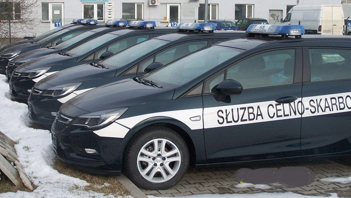 Sześć ciemnozielonych pojazdów marki Opel Astra trafiło do funkcjonariuszy Świętokrzyskiego Urzędu Celno-Skarbowego w Kielcach. Nowe samochody służbowe, które już można spotkać na drogach regionu, mają im pomóc m.in. w walce z przemytnikami, oszustami skarbowymi czy zorganizowanymi grupami przestępczymi.