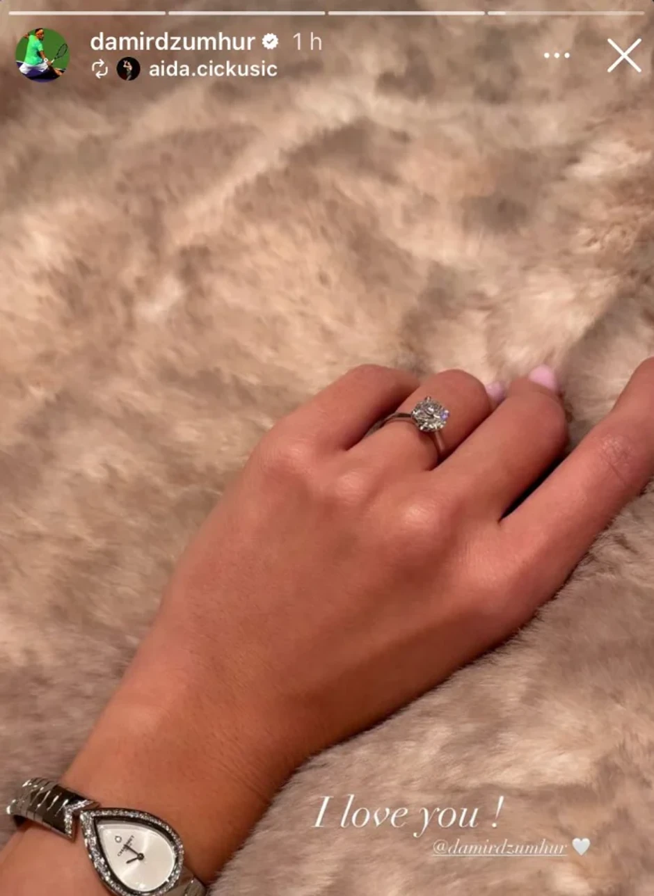 Aida podelila sliku prstena