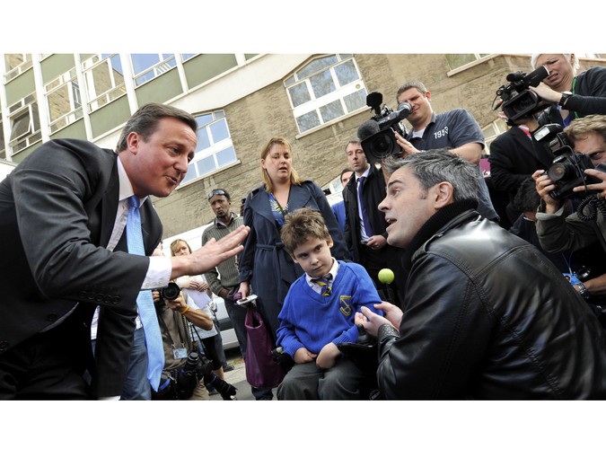 Lider brytyjskich konserwatystów David Cameron rozmawia z ojcem dziecka specjalnej troski Johnathonem Bartleyem w Londynie 27 kwietnia 2010