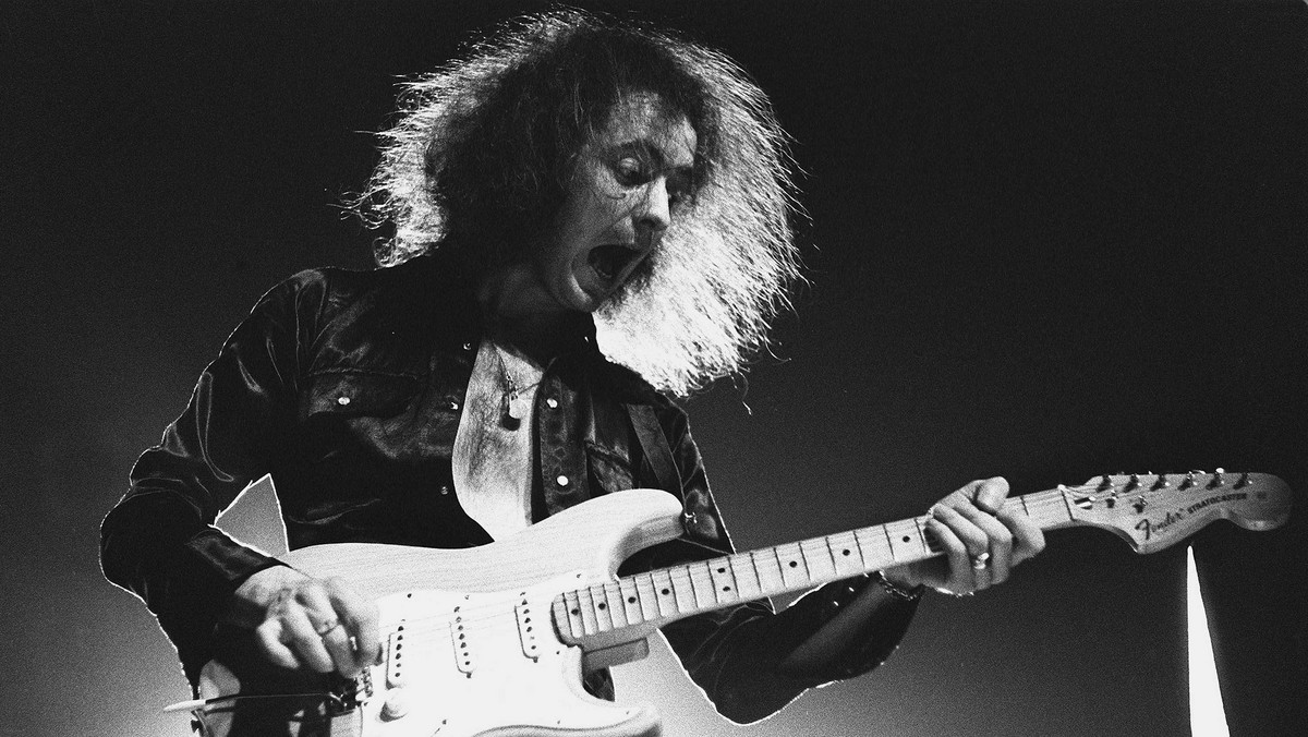 Jeden z najbardziej wpływowych gitarzystów w historii, współtwórca sukcesów Deep Purple i Rainbow, autor kanonicznego "Smoke on the Water". "Apodyktyczny", "zgorzkniały", "bezwzględny" – twierdzą niektórzy z jego dawnych kolegów, ale prawda jest chyba bardziej złożona. Ku rozpaczy większości fanów artystyczne ukojenie znalazł w zespole grającym muzykę renesansową. Czy Ritchie Blackmore, obchodzący właśnie 70. urodziny, wróci jeszcze do rocka?