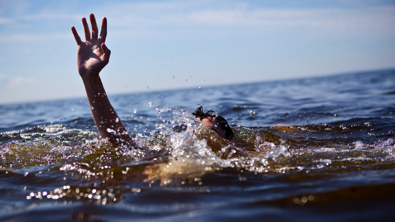 Wczoraj w Polsce utonęło siedem osób - alarmuje Rządowe Centrum Bezpieczeństwa. Od kwietnia utopiło się już 80 osób. "Przed nami sezon wakacyjny i bardzo gorące dni. Uważajcie nad wodą! Z wodą nie ma żartów!" - apeluje RCB.