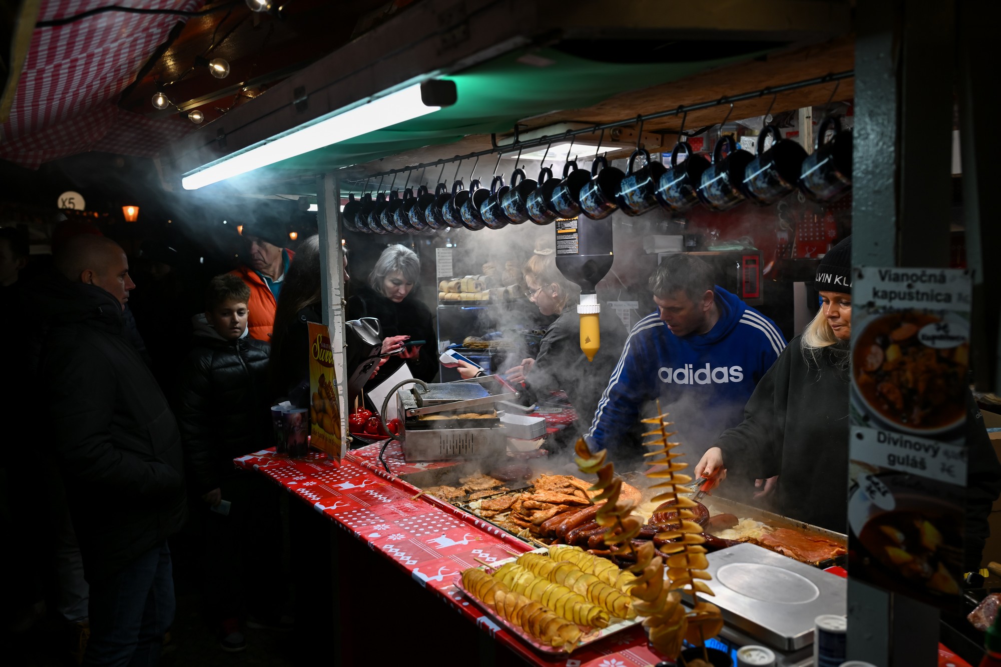 Staromestské vianočné trhy na Hviezdoslavovom námestí v Bratislave. 