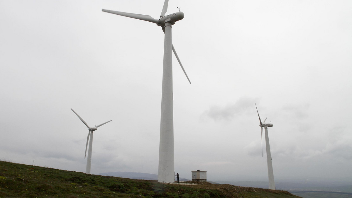 Właściciele farm wiatrowych w Wielkiej Brytanii dostaną rekompensatę finansową za wyłączenie swoich turbin w przypadku zbyt silnego wiatru. Spółka odpowiedzialna za dystrybucję energii twierdzi, że w ten sposób ochroni sieć przed przeciążeniami - informuje serwis Daily Mail