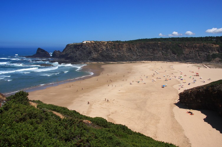10. miejsce - Plaża Odeceixe położona jest w mieście Aljezur. Turyści cenią tę plaże ze względu na biały piasek, dobre miejsce do uprawiania surfingu oraz dobre zaplecze gastronomiczne obok plaży.