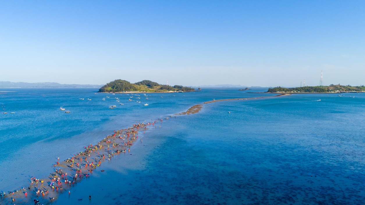 Medzi ostrovmi Jindo a Modo sa dvakrát do roka objaví chodník – more ustúpi a dovolí turistom prejsť po dne oceánu.