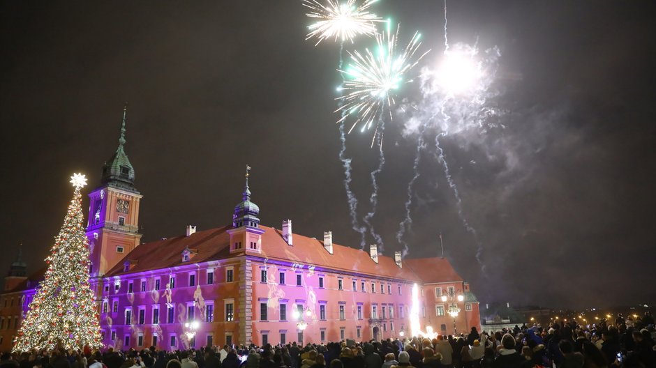 Warszawa, 01.01.2022. Fajerwerki podczas przywitania Nowego Roku na placu Zamkowym w Warszawie