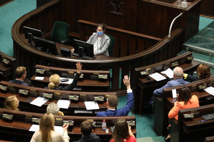 Luka płacowa. Projekt ustawy promowany przez Jarosława Kaczyńskiego trafił do komisji