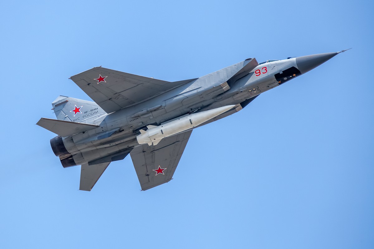 lecący rosyjski myśliwiec mig-31
