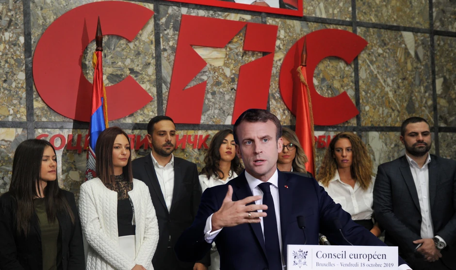 Makron uz podršku hora SPS-a. Da li nastup ovako izgleda efektnije?