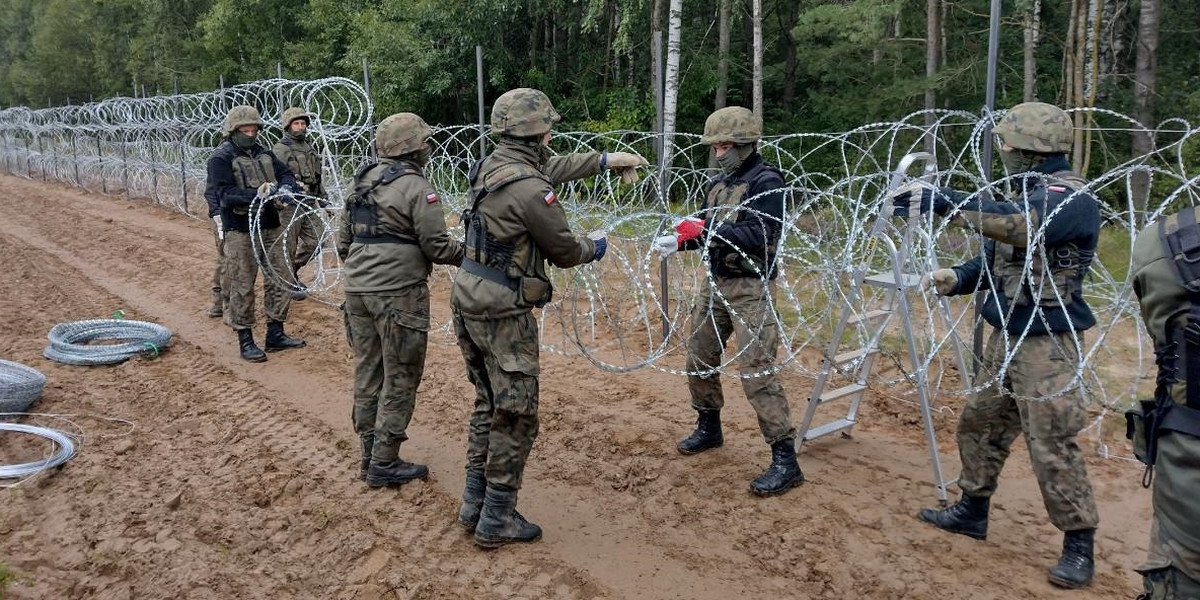 Zaczęło się od budowy zasieków, a teraz plan jest taki, by na granicy z Białorusią postawić solidny mur.