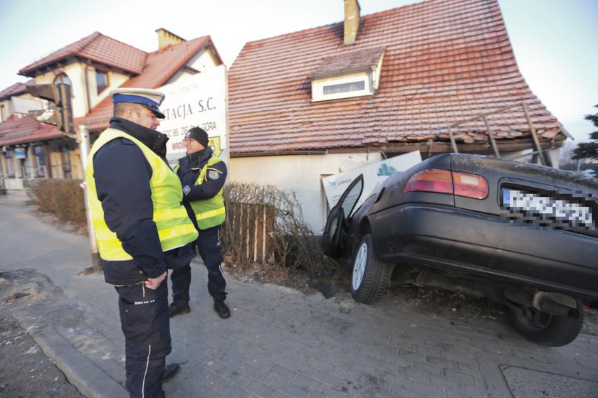 Zielona Góra. Honda uderzyła w dom