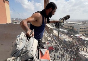 Čovek drži opremu koju je koristio ubijeni palestinski kamerman Husam al-Masri | Foto: Reuters