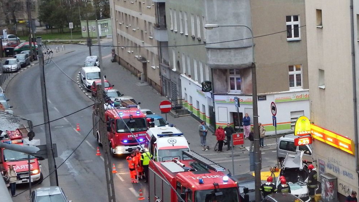 Wypadek, do którego doszło na ulicy Jeżyckiej 16 kwietnia, gdy jadący z nadmierną prędkością kierowca wjechał w ścianę budynku, ponownie kazał się zastanowić nad rozwiązaniem ruchu na tej ulicy. Wydawałoby się, że nic prostszego, jak ograniczyć tam prędkość - ale okazuje się, że to nie jest takie proste. Historia wojny z nadmierną szybkością na Jeżyckiej jest bardzo długa i zaskakująca.