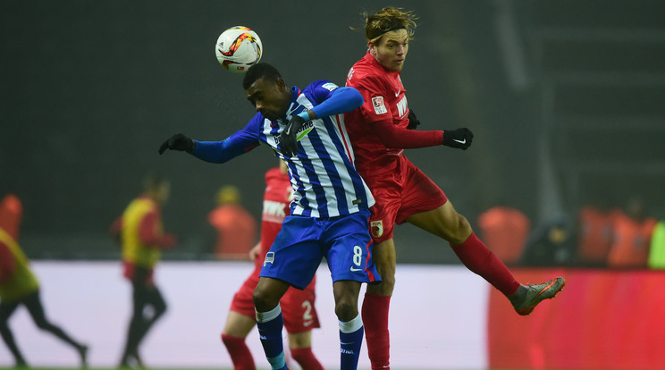 Kalou (balra) sokat
küzdött az Augsburg
elleni 0-0-s meccsen / Fotó: AFP