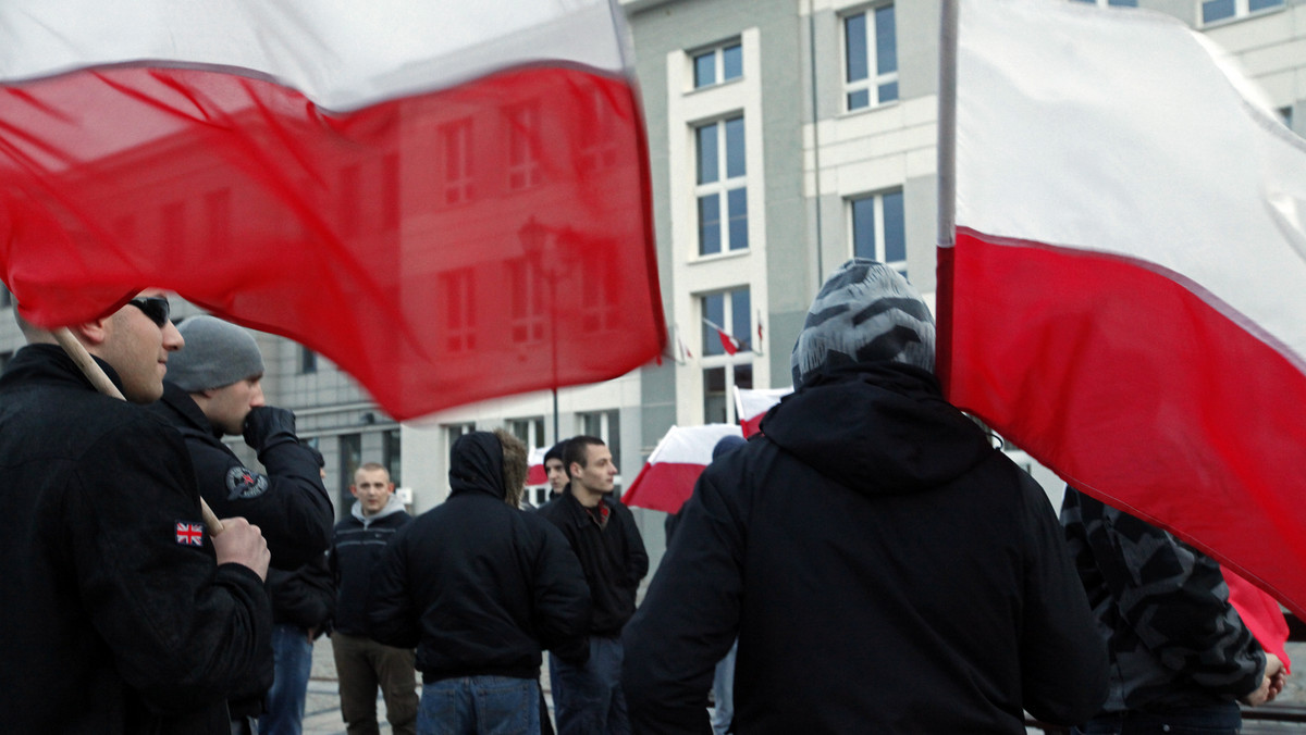 Ok. 20 tys. osób uczestniczyło w niedzielę w Gdańsku w paradzie z okazji Święta Niepodległości. Pochód dla uczczenia 11 listopada przeszedł ulicami historycznego centrum miasta już po raz dziesiąty.