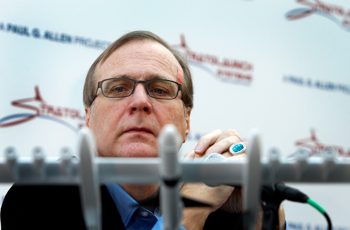 Paul Allen i model samolotu Stratolaunch, fot. Kevin P. Casey/Bloomberg