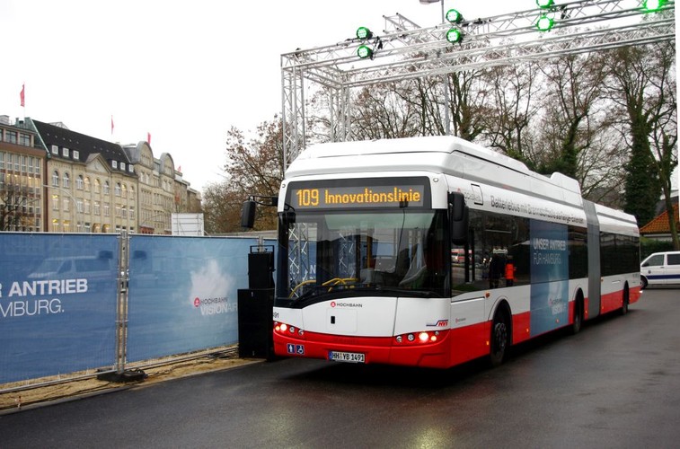 Nowym rozwiązaniem wprowadzonym przez Solarisa do swoich modeli elektrycznych w 2014 r. były dodatkowe ogniwa wodorowe, które zwiększają zasięg autobusu. Zastosowano je w przegubowym Solarisie Urbino o długości 18,75 metra, którego dwie sztuki kupił przewoźnik Hochbahn z Hamburga (to dzisiaj najdłuższe e-busy w Niemczech). Kursują na innowacyjnej linii 109, na którą wstęp mają wyłącznie pojazdy z alternatywnymi źródłami napędu. Doświadczenia zdobyte na linii 109 mają przynieść odpowiedź, które z niskoemisyjnych technologii najlepiej sprawdzą się w ruchu miejskim. Bo do 2020 r. Hamburg chce całkowicie zrezygnować z zakupu autobusów z konwencjonalnym silnikiem diesla.