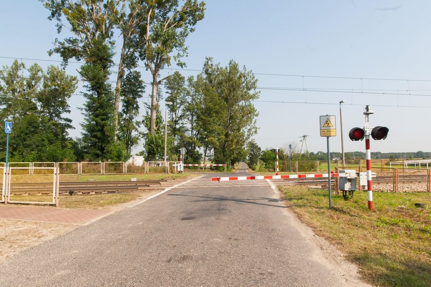 Przejazd kolejowy, na którym zginęła znajduje się około 40 metrów od jej domu