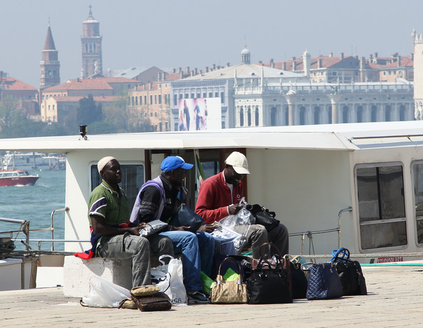 Ekspert ostrzega przed przyjmowaniem uchodźców: Czeka nas to, co Francję