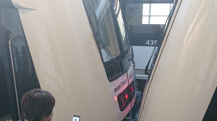 Mindössze ennyire csúszott össze a két metró, mégis pánik tört ki /Fotó: Blikk