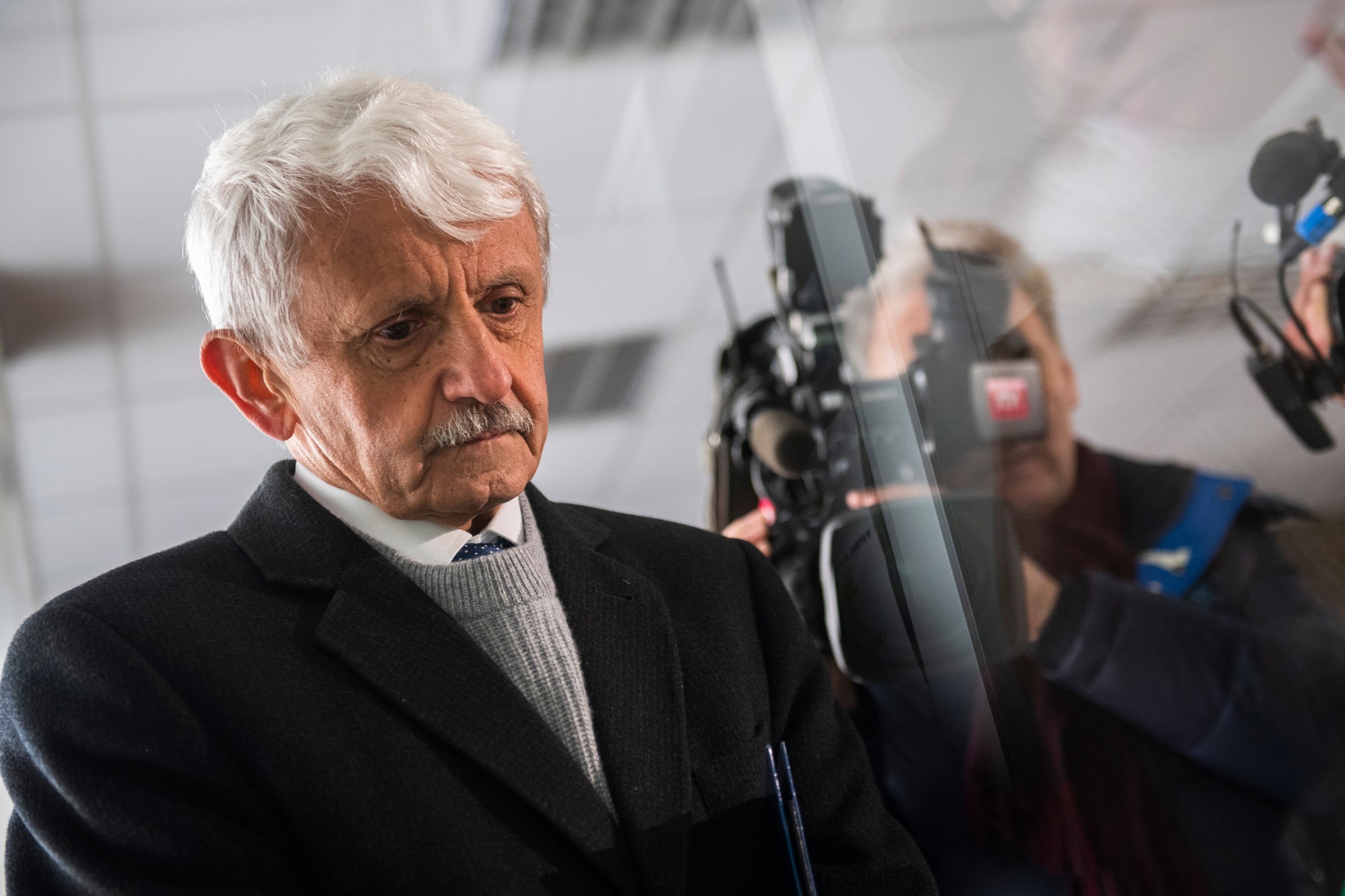 Mikuláš Dzurinda počas odovzdávania podpisov na Ministerstvo vnútra SR.