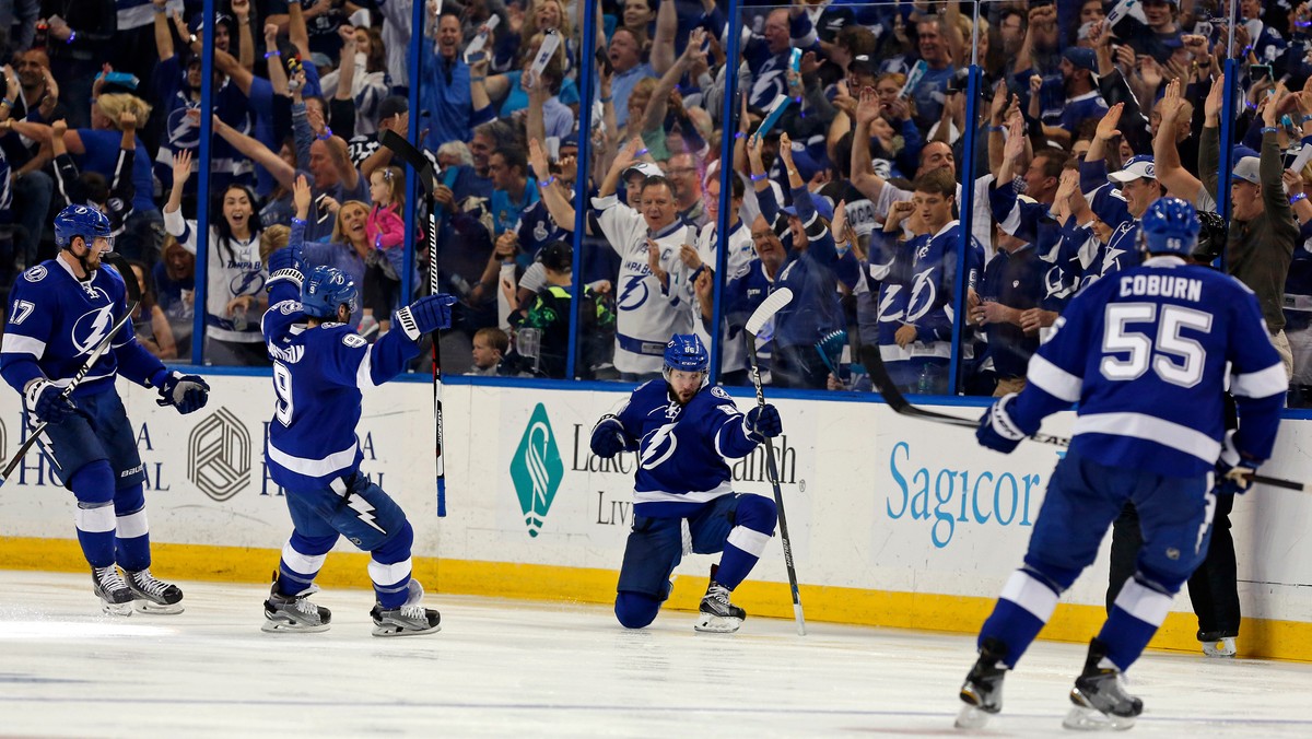 Tampa Bay Lightning pokonała New York Islanders 4:0 i wygrała serię do czterech zwycięstw 4-1 zostając pierwszym finalistą Konferencji Wschodniej. Drugi zespół zostanie wyłoniony z rywalizacji Washington Capitals kontra Pittsburgh Penguins (obecnie 3-2 dla Pingwinów).