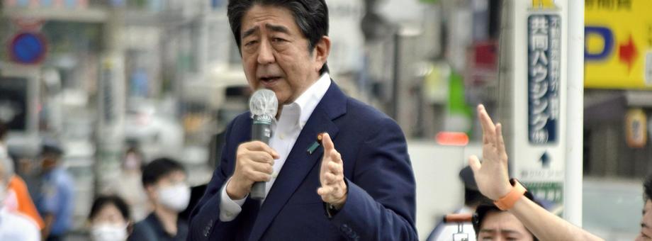 Shinzo Abe, były premier Japonii, twórca abenomiki zmarł w wyniku postrzałów w Nara niedaleko Kioto