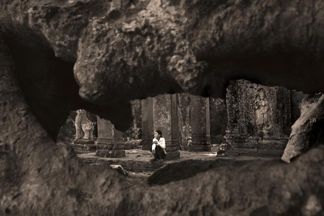 Galeria Kambodża - Angkor - moc mieszka w kamieniach i drzewach, obrazek 22